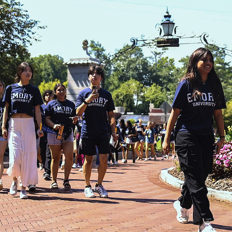 freshmen students entering Emory Gate to start college
