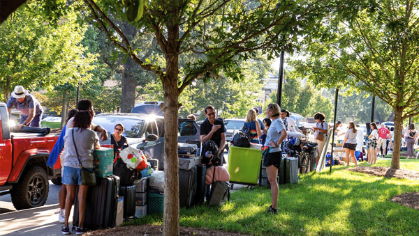 students moving in at the Oxford Campus